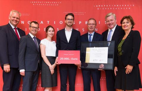 Mitglieder des revolPET-Projekts und Landesminister mit der Urkunde des Innovationspreises Niedersachsen